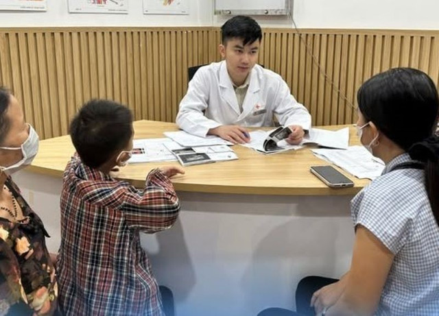Thăm khám và tư vấn cho bệnh nhân tuyến giáp - Ảnh BSCC anh-2-3.jpg