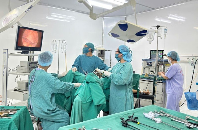 Ca phẫu thuật cắt u xơ và tử cung cho bệnh nhân - Ảnh BVCC rong-kinh.jpg
