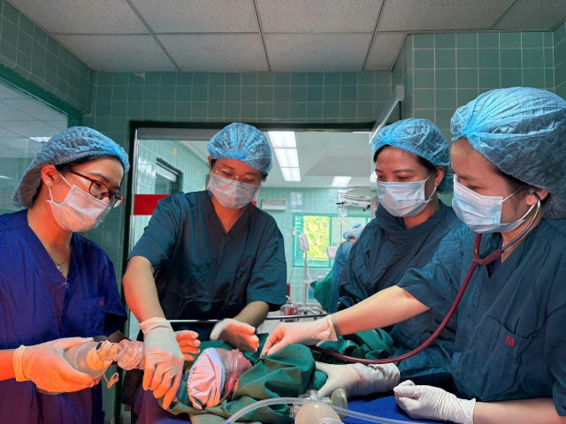 Em bé chào đời an toàn - Ảnh BVCC cuoc-chien-sinh-tu-5.jpg