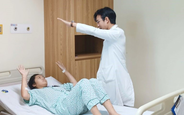 Hình ảnh bác sĩ kiểm tra chức năng vận động sau mổ u sọ hầu - Ảnh BVCC u-hau-so-1.jpg