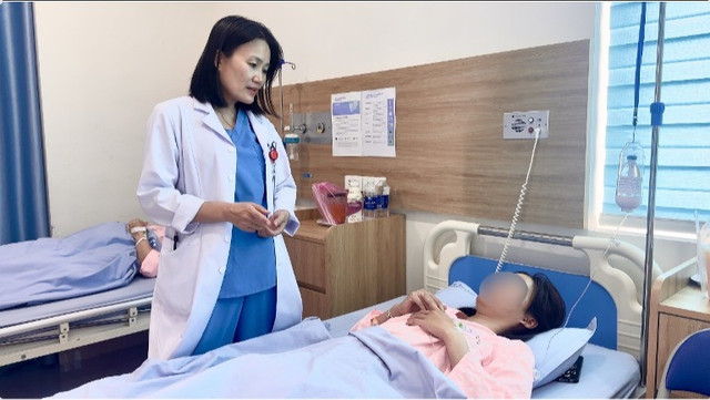 Thăm khám cho bệnh nhân sau phẫu thuật - Ảnh BVCC than-lac-cho.jpg