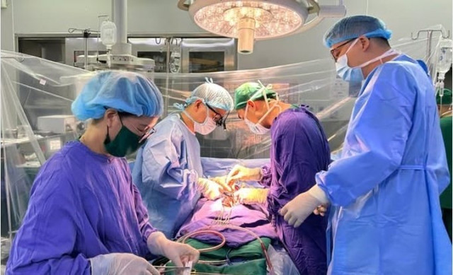 Ê-kíp phẫu thuật cho bệnh nhân - Ảnh BVCC tim-ho-2581.jpg