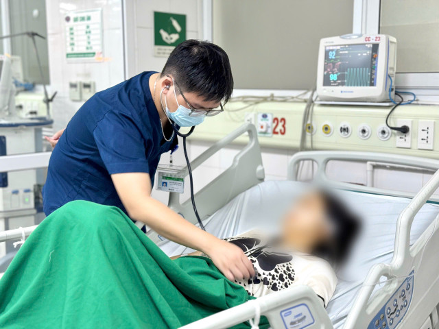 Thăm khám cho bệnh nhân sốt rét ác tính - Ảnh BVCC sot-ret.jpg