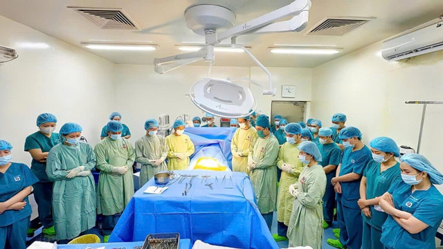Các y, bác sĩ, điều dưỡng… lặng lẽ cúi đầu tri ân trước người phụ nữ 46 tuổi chết não trước khi tiến hành phẫu thuật lấy tạng xuyên đêm - Ảnh BVCC dem-trang-2.jpg