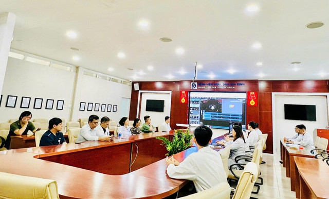 Ê-kíp chuyên môn đã họp khẩn, xây dựng phương án lấy, ghép tạng chính xác đến từng phút - Ảnh BVCC dem-trang-3.jpg