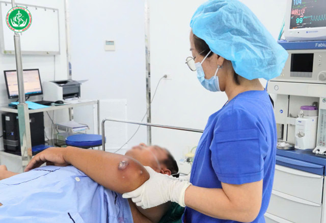 Thăm khám cho bệnh nhân - Ảnh BVCC gut-2.jpg