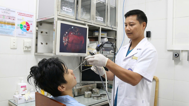 Thăm khám cho bệnh nhân- Ảnh BVCC tit-cua-mui-1.jpg