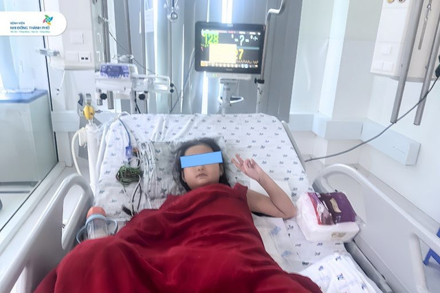 Bé gái 8 tuổi sốc tim nguy kịch đã được cứu sống - Ảnh BVCC soc-tim-1.jpg