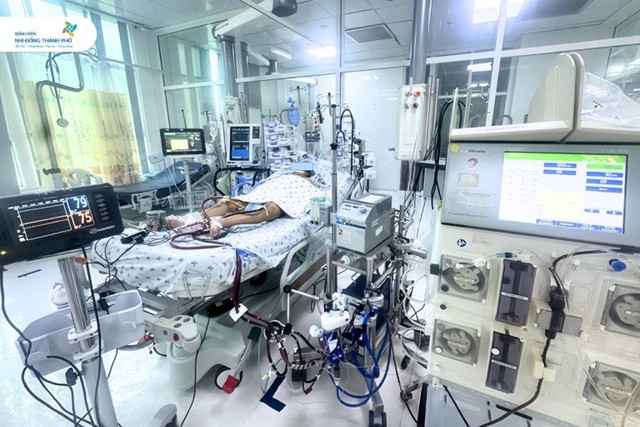 Bé được ECMO liên tục 10 ngày, lọc máu liên tục 8 đợt - Ảnh BVCC soc-tim-2.jpg