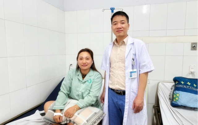 Bác sĩ Đại thăm khám lại cho bệnh nhân một ngày sau can thiệp - Ảnh BVCC u-3-cm1.jpg