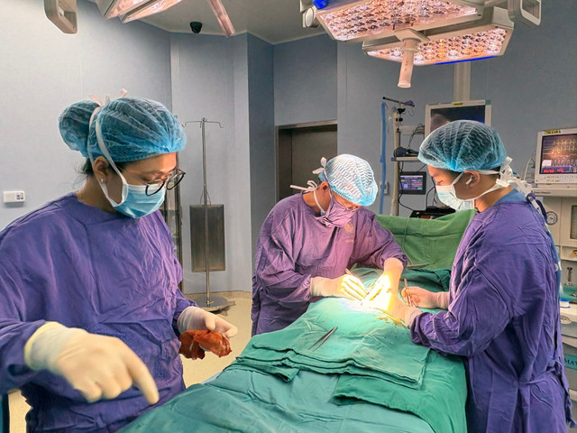 Ca phẫu thuật cho bệnh nhi bị vùi dương vật kèm hẹp bao quy đầu - Ảnh BSCC vui-duong-vat1.jpg