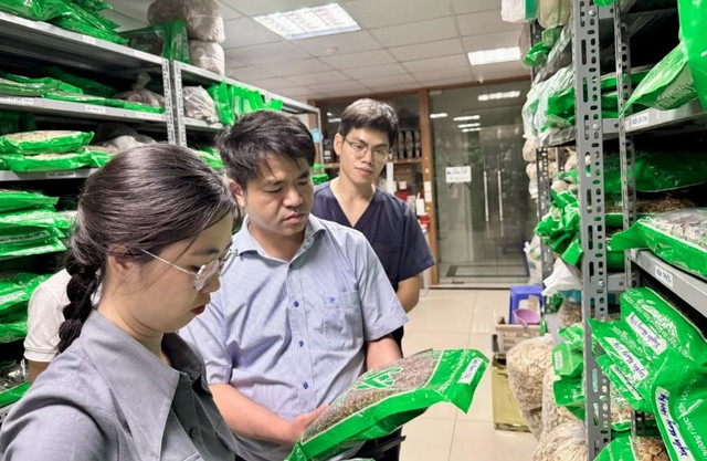 TS.DS Trần Minh Ngọc, Phó Cục trưởng Cục Quản lý Y, Dược cổ truyền - Trưởng đoàn kiểm tra của Cục Quản lý Y, Dược cổ truyền kiểm tra tại Phòng khám chuyên khoa Y học cổ truyền Quốc Y Đường ở Hà Nội chiều 21/5 (Ảnh minh họa) thanh-lap-doan-kiem-tra-1.jpg