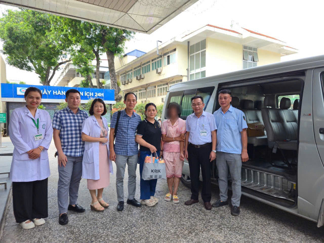Các thầy thuốc Bệnh viện Bạch Mai, cô chú cán bộ UBND và Công an phường Kim Liên trao gửi em về với ngôi nhà thứ 2 - Trung tâm Công tác xã hội và Quỹ Bảo trợ trẻ em Hà Nội. hanh-rinh-1.jpg
