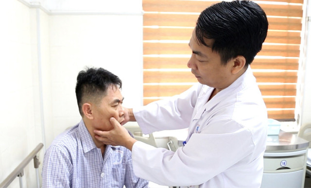 TS.BS. Vi Trường Sơn thăm khám cho người bệnh - Ảnh BVCC dau-day-5-1.jpg
