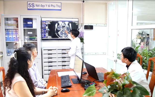 TS.BS. Vi Trường Sơn tư vấn và đưa ra phương pháp điều trị cho người bệnh - Ảnh BVCC dau-day-5-2.jpg