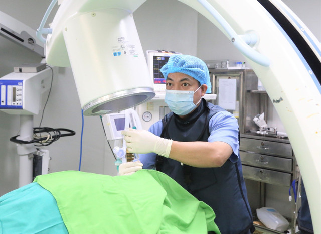 TS.BS. Vi Trường Sơn đang thực hiện kĩ thuật đốt sóng cao tần xung - Ảnh BVCC dau-day-5-4.jpg