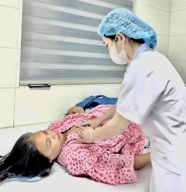 Thăm khám cho sản phụ sau phẫu thuật - Ảnh BVCC rau-bong-non1.jpg