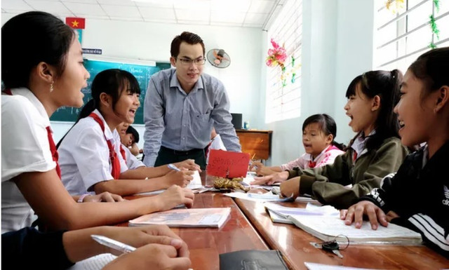 Ông Lê Hoàng Phong (đứng giữa), Giám đốc học thuật Tổ chức giáo dục YOUREORG de-tieng-anh.jpg