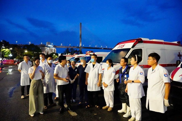 31 xe cứu thương từ các đơn vị y tế được điều động đến Cảng Bãi Cháy và Hải đội 2 – nơi tiếp nhận nạn nhân - Ảnh Sở Y tế Quảng Ninh cung cấp nganh-y-te.jpg