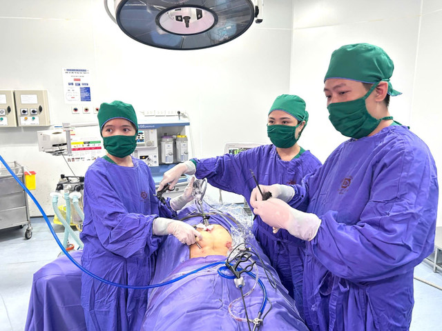 Kíp bác sĩ khoa Phụ sản thực hiện phẫu thuật nội soi cắt khối chửa ngoài tử cung cho người bệnh - Ảnh BVCC thai-vo-1.jpg