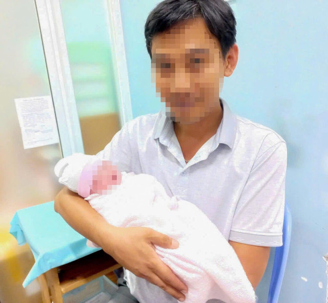 Niềm hạnh phúc của người cha khi cả vợ và con đã được cứu sống - Ảnh BVCC thai-ky-bs-2.jpg