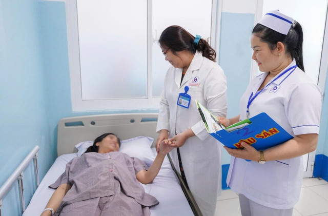 Thăm khám động viên sản phụ nhau tiền đạo trung tâm - Ảnh BVCC thai-ky-bc.jpg