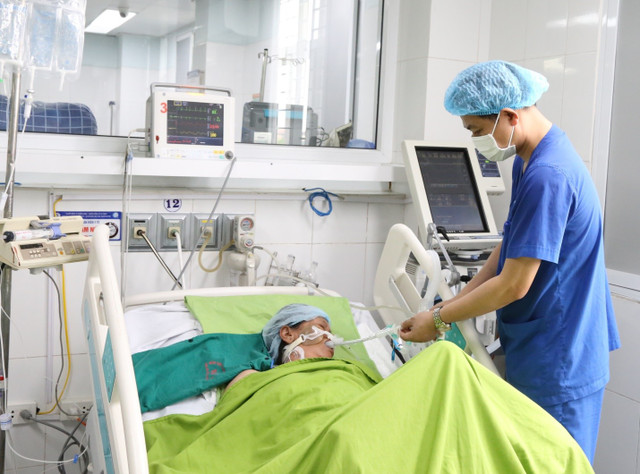 Người bệnh bị sốc nhiệt được điều trị tại khoa Hồi sức tích cực – Chống độc, Bệnh viện Đa khoa tỉnh Phú Thọ - Ảnh BSCC soc-nhiet-1.jpg