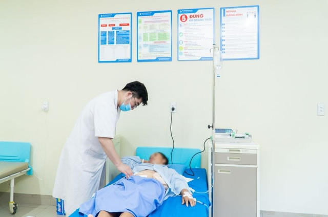 Thăm khám cho bệnh nhân sau phẫu thuật - Ảnh BVCC hau-mon-cay-1.jpg