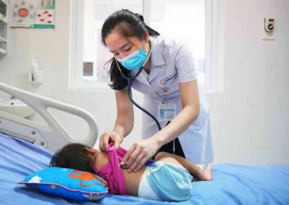 Thăm khám cho trẻ bị rắn cắn - Ảnh BVCC Thăm khám cho trẻ bị rắn cắn - Ảnh BVCC