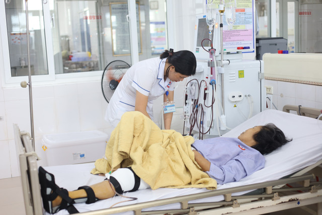 Thăm khám cho bệnh nhân sau phẫu thuật - Ảnh BVCC chan-thuong-dui.jpg