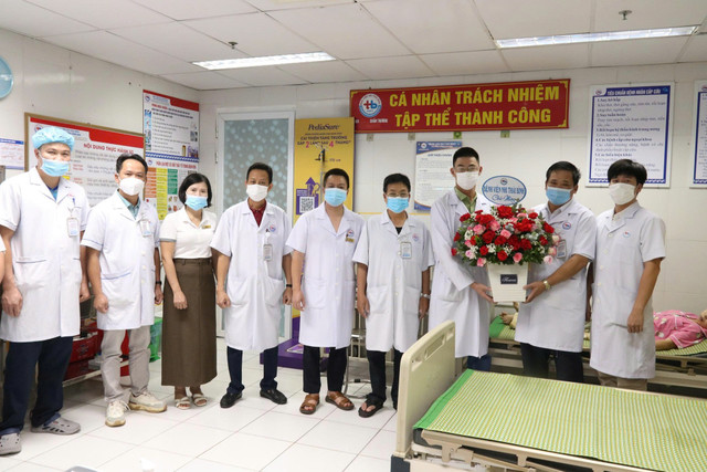 Ban giám đốc Bệnh viện và một số lãnh đạo khoa, phòng tặng hoa và quà chúc mừng cho các bác sĩ và ê kíp phẫu thuật - Ảnh BVCC 538527123-1264624165578691-7121363896268667506-n.jpg