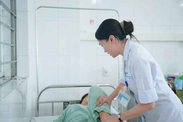 Bác sĩ Bệnh viện Bãi Cháy khám lại cho bệnh nhân trước khi xuất viện - Ảnh BVCC mach-mau-nao-my1.jpg