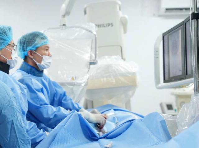 ThS.BS Giáp Hùng Mạnh cùng ê kíp đang tiến hành chụp máu não qua hệ thống DSA cho bệnh nhân - Ảnh BVCC mach-mau-nao-my.jpg