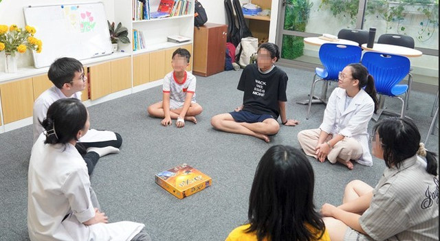 Bé H.N.M đang được các y bác sĩ chăm sóc sức khỏe tại Khoa sức khỏe vị thành niên - Ảnh BVCC benh-nhi.jpg