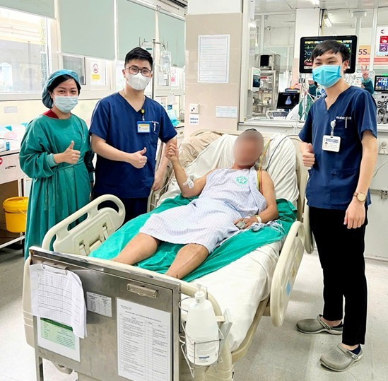 Nhờ được sơ cứu kịp thời khi bị điện giật ngừng tim, anh P đã trở lại cuộc sống - Ảnh BVCC cap-cuu.jpg