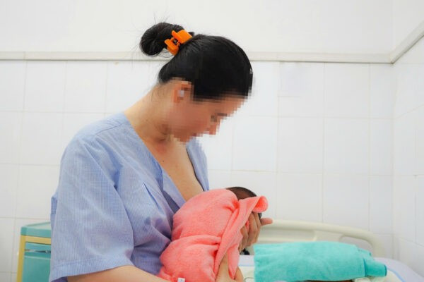 Hạnh phúc của người mẹ mắc bệnh hiếm sinh con san-phu-1.jpg