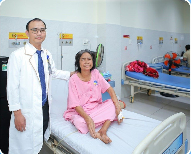 Thăm khám cho bệnh nhân trước khi ra viện - Ảnh BVCC o-mu.jpg