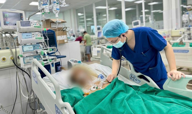 Thăm khám cho bệnh nhân xơ gan tại bệnh viện - Ảnh BVCC xo-gan-1.jpg