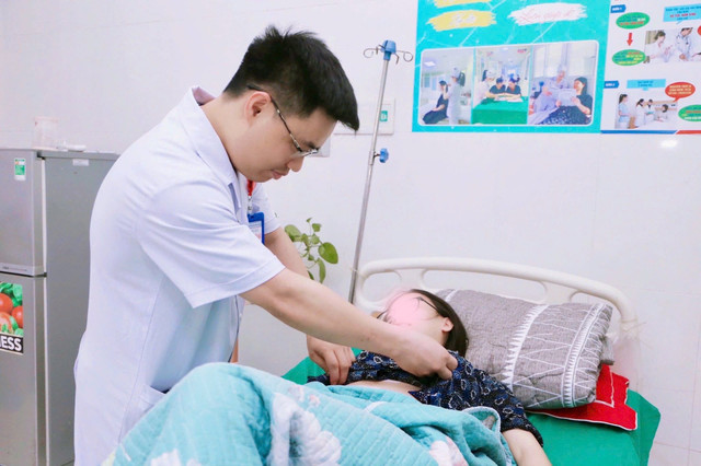Thăm khám cho sản phụ sau phẫu thuật - Ảnh BVCC xoan-nang-bt.jpg