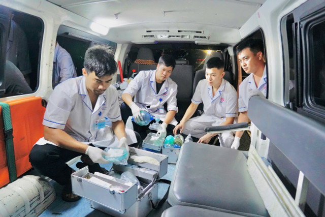 Lực lượng y tế Quảng Ninh ứng cứu các nạn nhân vụ lật thuyền tại Vịnh Hạ Long - Ảnh Y tế Quảng Ninh qn-1.jpg
