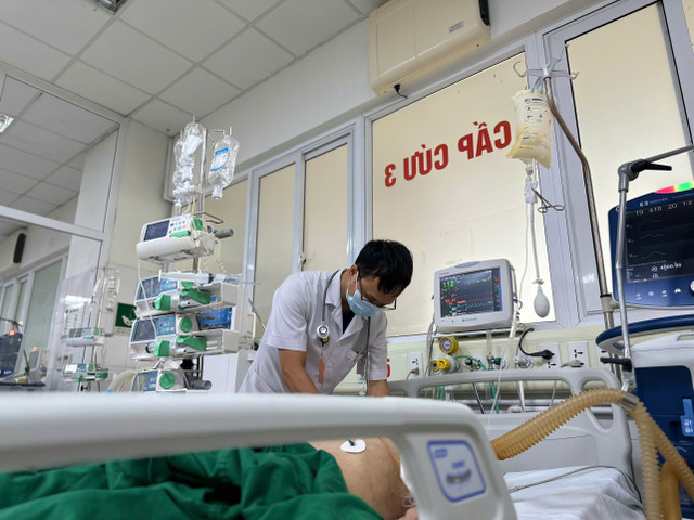 Bệnh nhân đang được hồi sức tích cực tại bệnh viện - Ảnh BVCC tuy-co-1.jpg