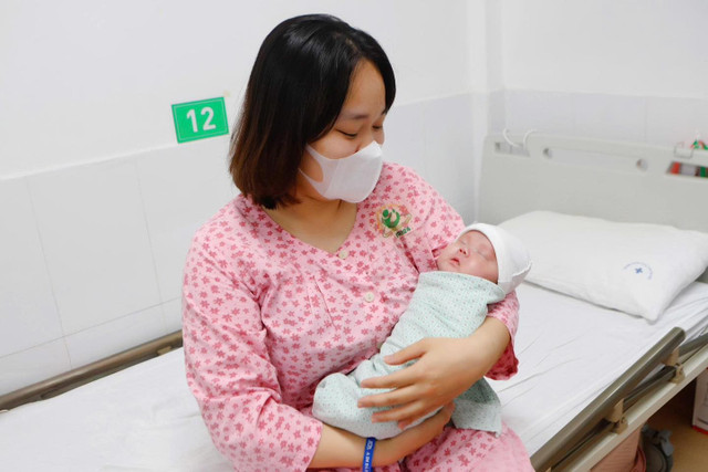 Người mẹ hạnh phúc khi được ôm con trong vòng tay - Ảnh BVCC 600g1.jpg