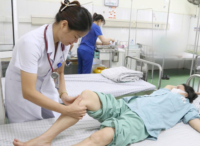 TS.BS Lê Thị Bích Thủy kiểm tra tình trạng thoái hóa khớp gối của người bệnh - Ảnh BVCC thoai-hoa-2.jpg