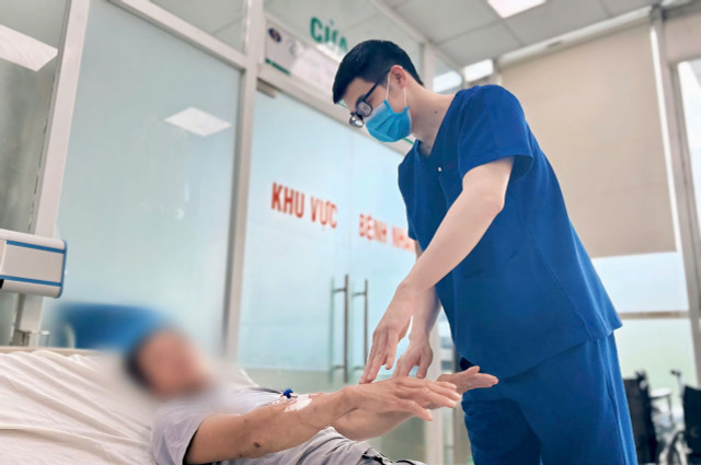 Thăm khám cho bệnh nhân sau giai đoạn cấp cứu nguy kịch - Ảnh BVCC soc-nhiet-1.jpg