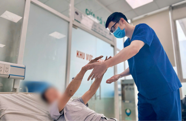 Thử phản xạ đáp ứng của bệnh nhân - Ảnh BVCC soc-nhiet.jpg