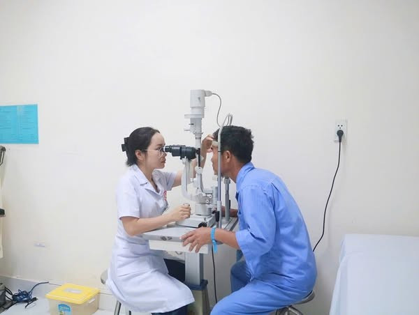 Thăm khám cho người bệnh - Ảnh BVCC mat-trai-1.jpg