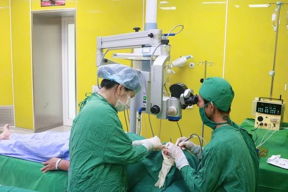 Ca phẫu thuật cho bệnh nhân - Ảnh BVCC mat-trai.jpg