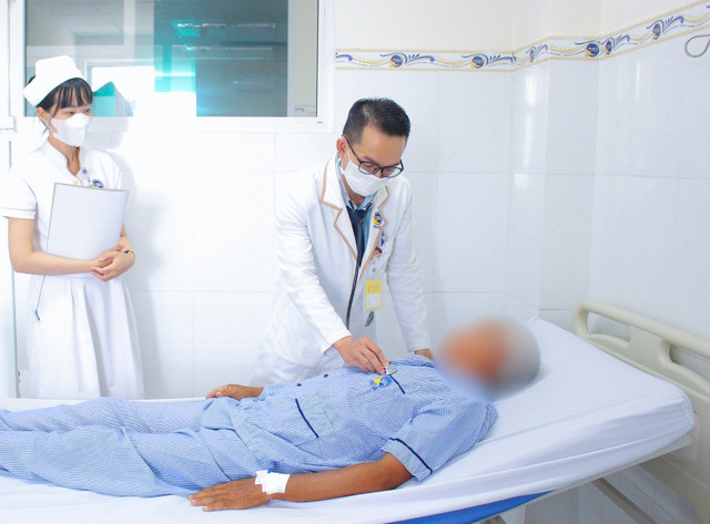 Thăm khám cho người bệnh - Ảnh BVCC ho.jpg