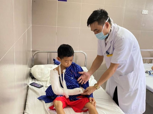 Thăm khám cho trẻ bị gãy lồi cầu xương cánh tay - Ảnh BVCC thuong-tich.jpg