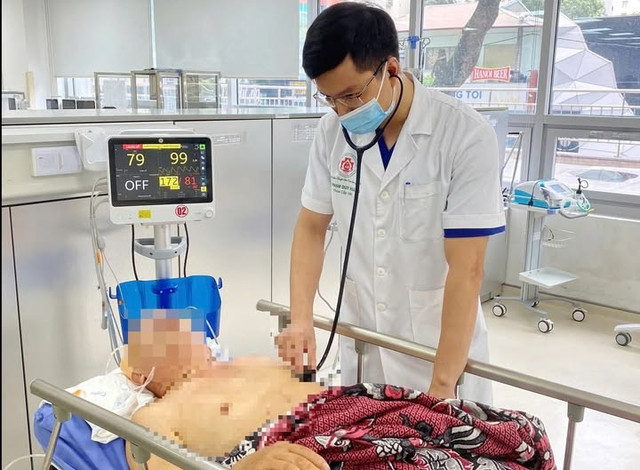 Bác sĩ Khoa Cấp cứu thăm khám cho bệnh nhân uống An cung ngưu hoàng hoàn chữa đột quỵ - Ảnh BVCC dot-quy-an-cung.jpg